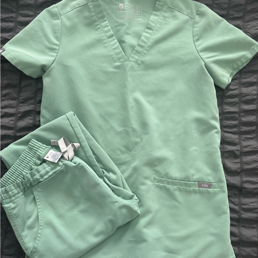 FIGS Jade Green Scrub Set - Top & Pants
